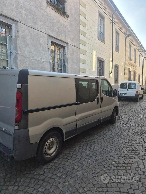 Usata Opel Vivaro 114 CV (83 kW) 2009 Grigio Monovolume