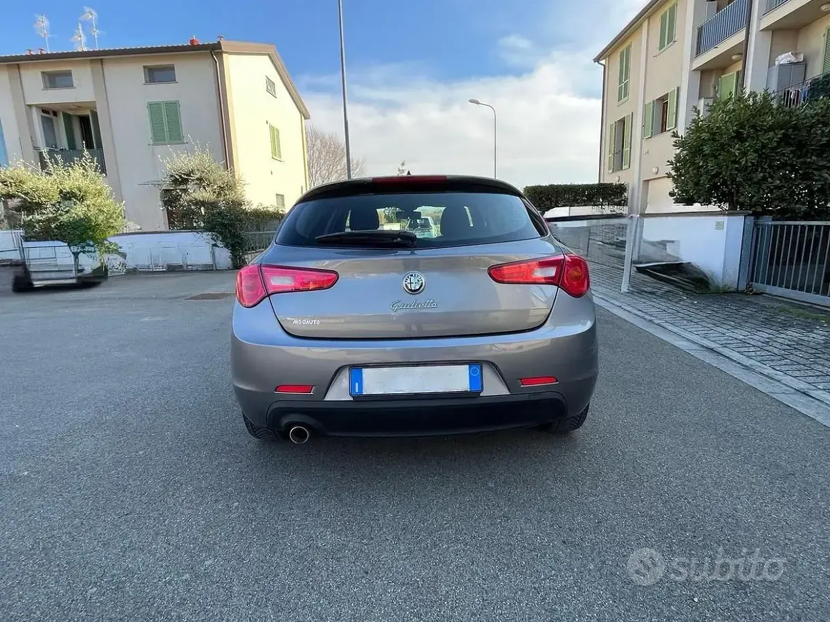 Usata Alfa Romeo Giulietta 105 CV (77 kW) 2013 Grigio Utilitaria