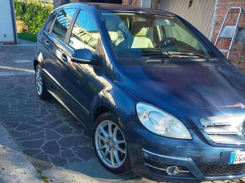 Usata Mercedes B200 Premium 140 CV (102 kW) 2011 Blu/azzurro Monovolume