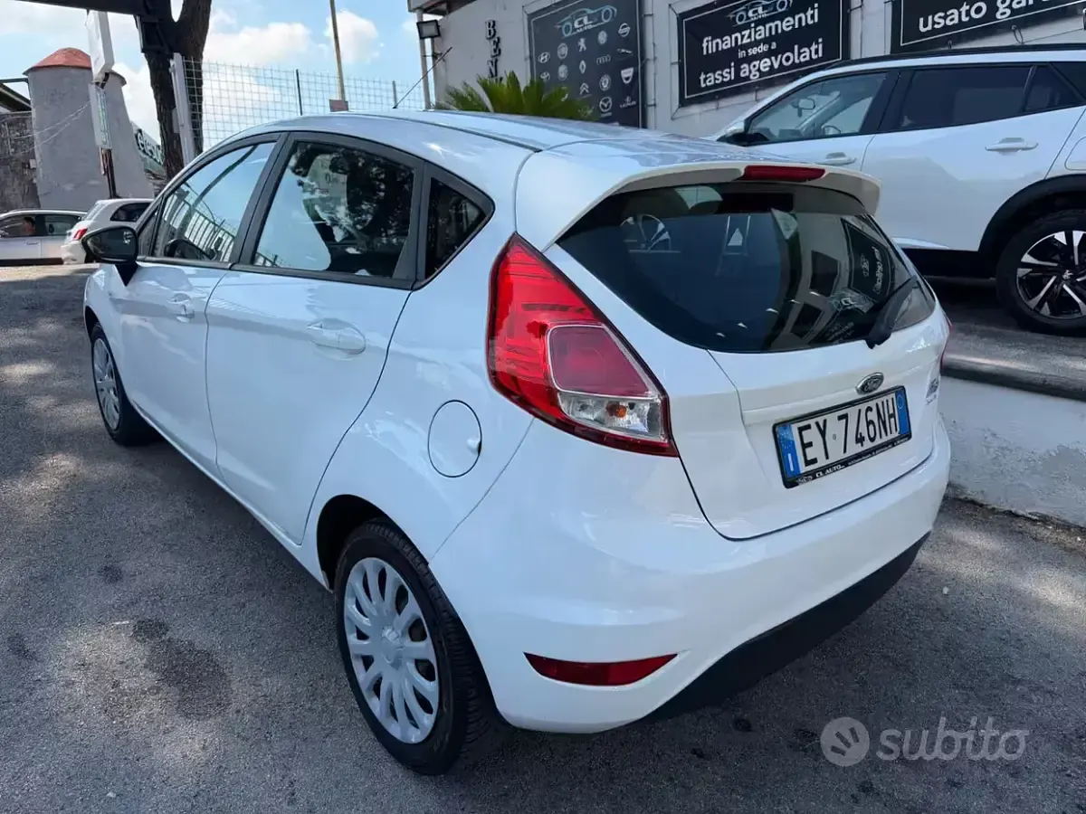 Usata Ford Fiesta 75 CV (55 kW) 2015 Bianco Utilitaria