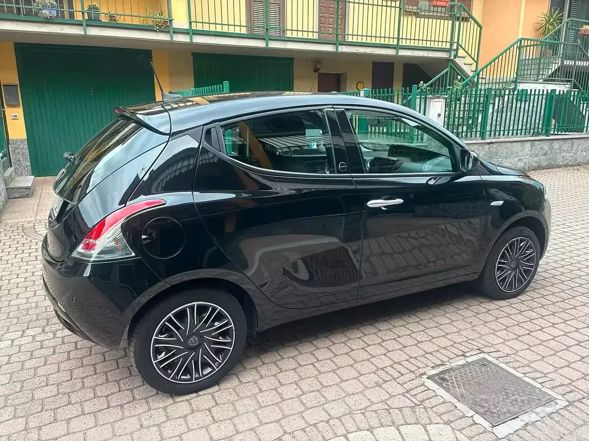 Usata Lancia Ypsilon 80 CV (58 kW) 2021 Nero Utilitaria