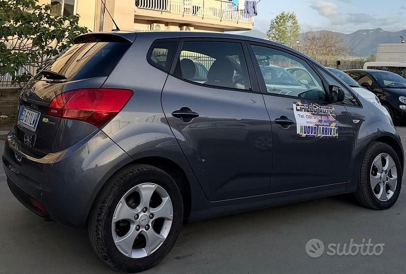 Usata Kia Venga 90 CV (66 kW) 2010 Grigio Utilitaria