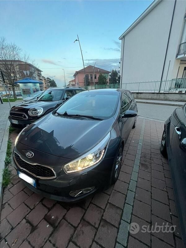 Grigio Usata 2012 Kia Ceed Platinum Due volumi | 7200 € (Buon prezzo) - Immagine 1/4