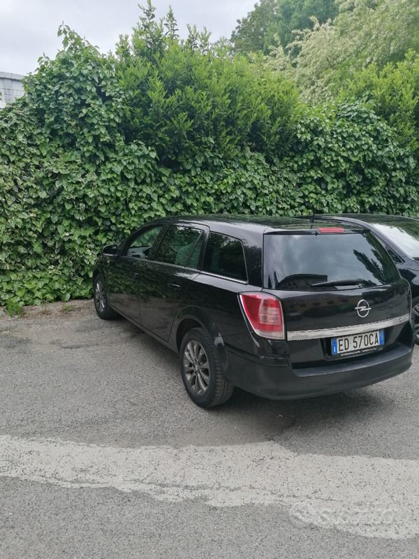 Usata Opel Astra 101 CV (74 kW) 2010 Nero Station wagon