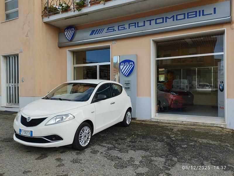 Usata Lancia Ypsilon Gold 95 CV (69 kW) 2017 Bianco Utilitaria