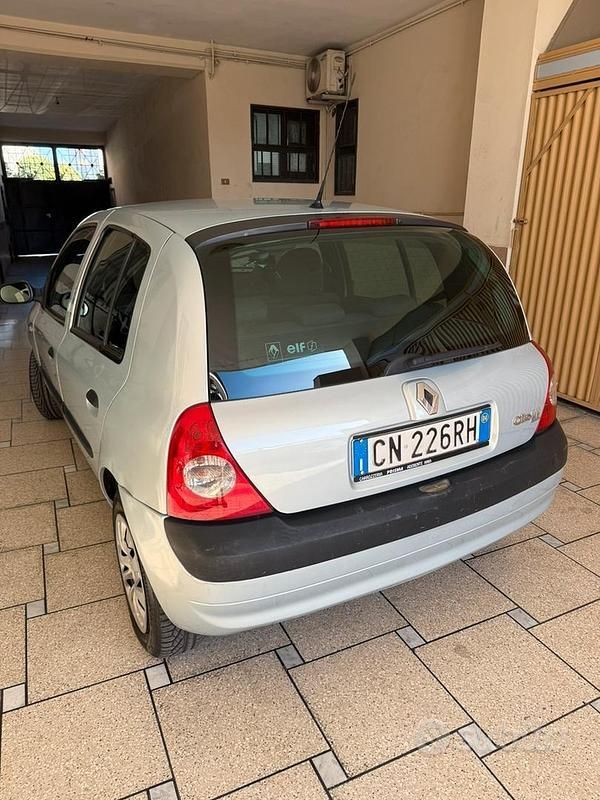 Usata 2004 Renault Clio II Due volumi | 2500 € (Cara) - Immagine 1/4