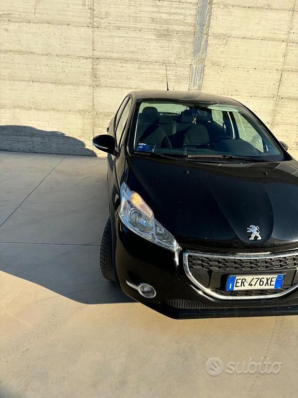 Usata Peugeot 208 Active 82 CV (60 kW) 2013 Nero Utilitaria