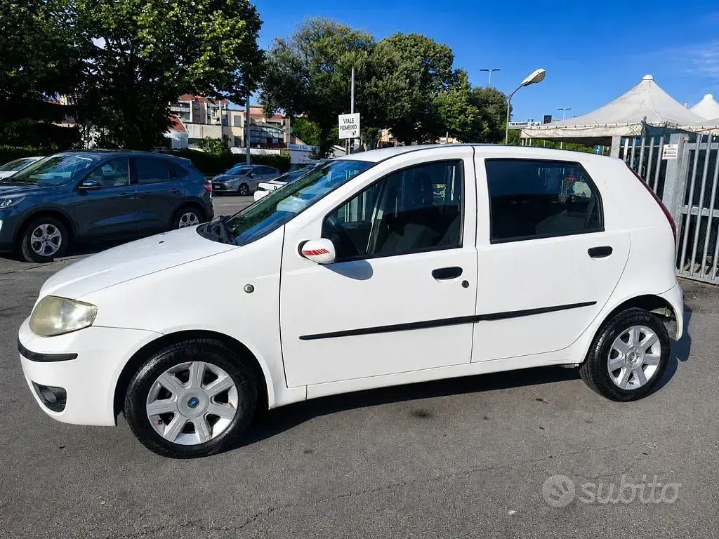 Usata Fiat Punto Dynamic 69 CV (50 kW) 2005 Bianco Utilitaria