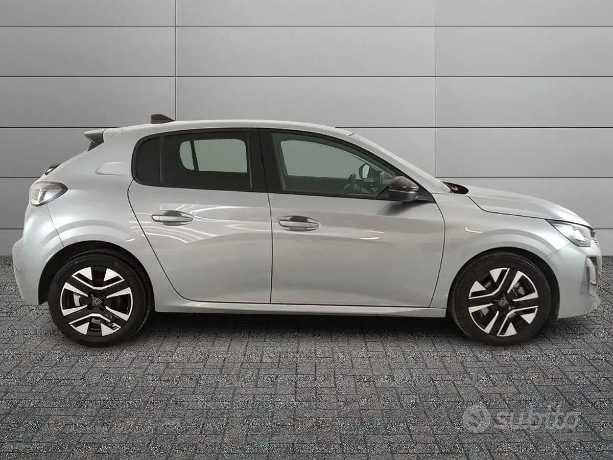 Usata Peugeot 208 Allure 101 CV (74 kW) 2025 Grigio Utilitaria