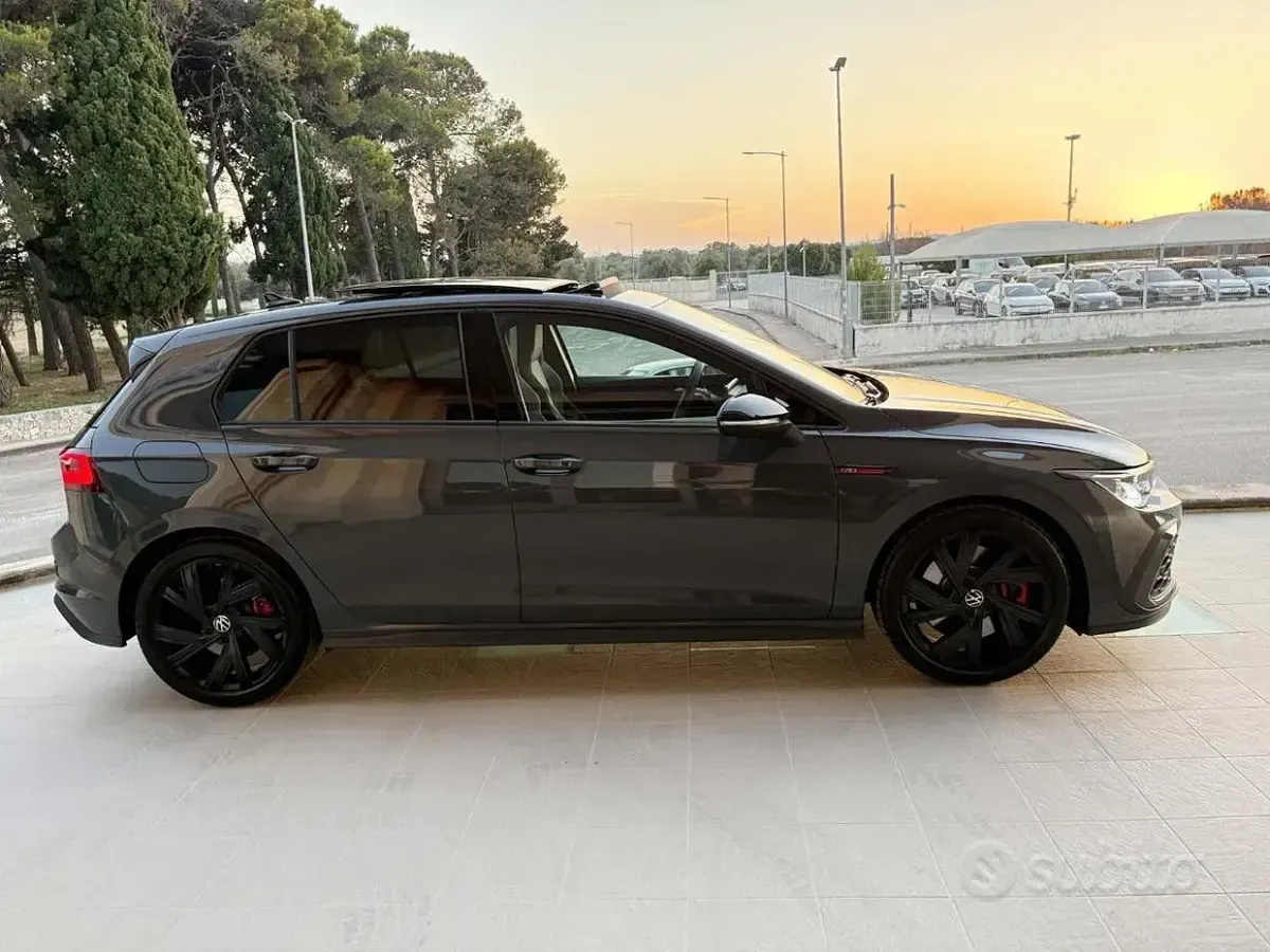 Usata VW Golf VIII GTI 245 CV (180 kW) 2024 Grigio scuro Berlina