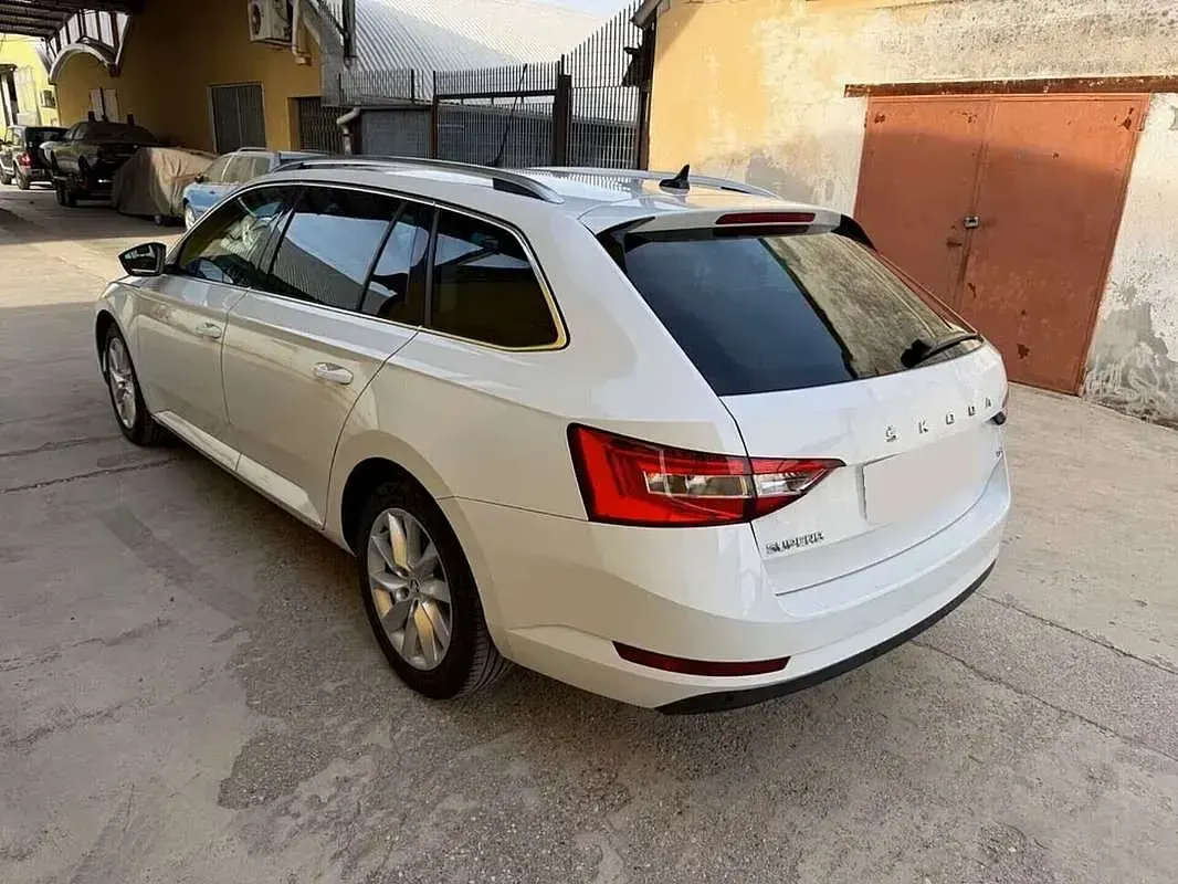 Usata Skoda Superb Executive 150 CV (110 kW) 2022 Bianco Station wagon
