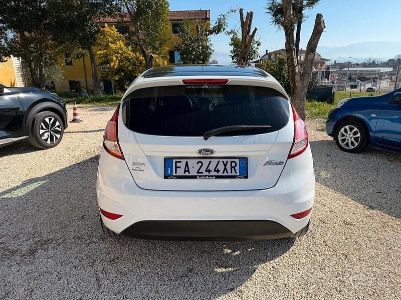 Usata Ford Fiesta 101 CV (74 kW) 2015 Bianco Berlina