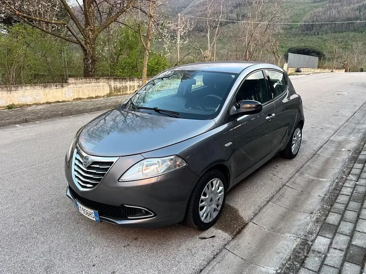 Usata Lancia Ypsilon Gold 69 CV (50 kW) 2015 Grigio Utilitaria