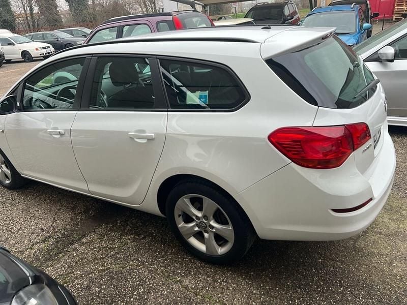 Usata Opel Astra 110 CV (80 kW) 2012 Bianco Station wagon