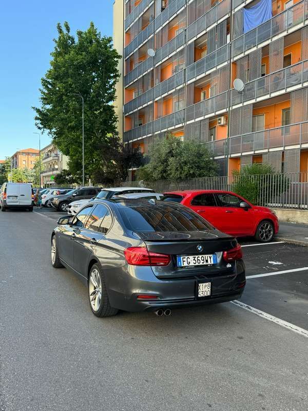 Grigio Usata 2018 BMW 330 Sport Line Tre volumi | 15.900 € (Buon prezzo) - Immagine 1/4