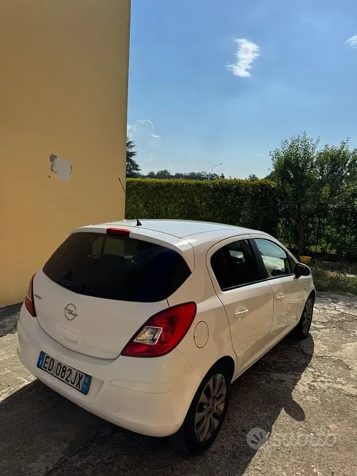 Usata Opel Corsa Edition 85 CV (62 kW) 2010 Bianco Utilitaria