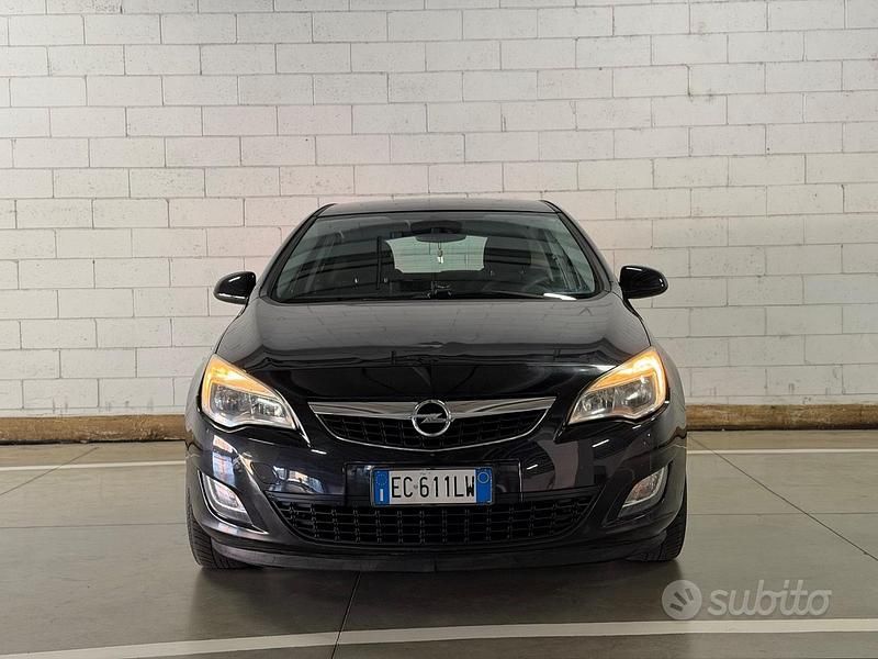 Usata Opel Astra Cosmo 115 CV (84 kW) 2011 Nero Berlina