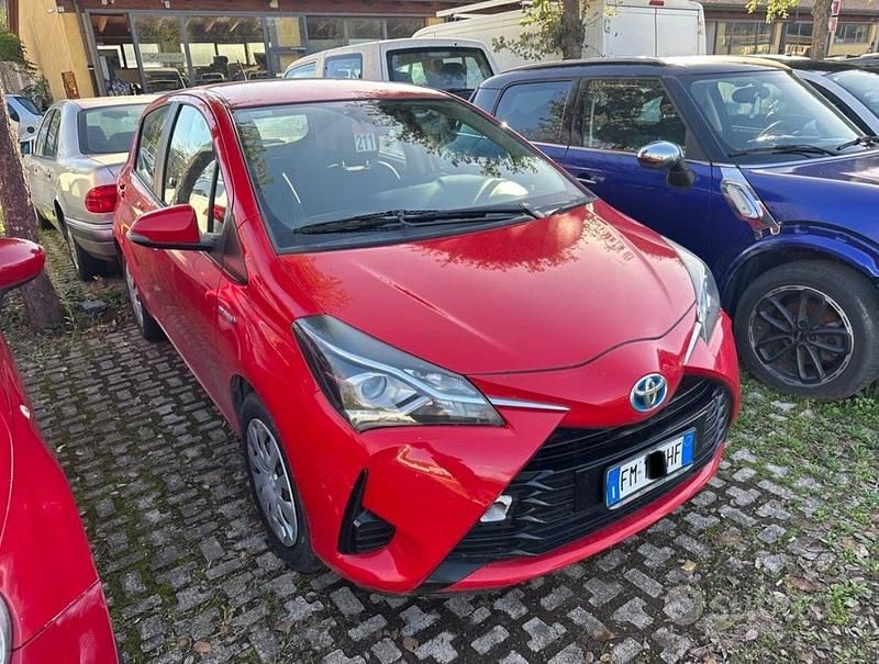 Rosso Usata 2017 Toyota Yaris Hybrid Due volumi | 6900 € (Ottimo prezzo) - Immagine 1/4