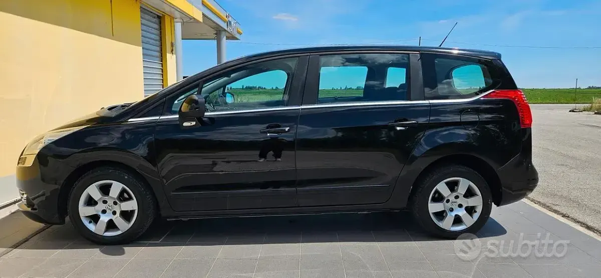 Usata Peugeot 5008 Active 112 CV (82 kW) 2012 Nero Monovolume
