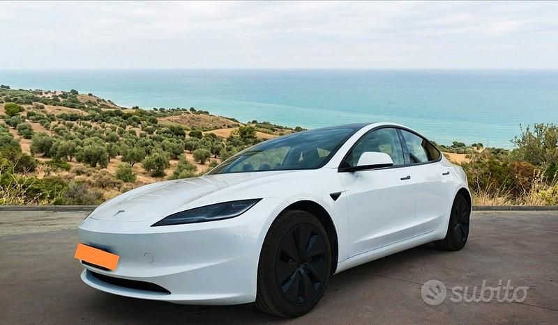 Usata Tesla Model 3 RWD 208 kW (283 CV) 2024 Bianco Berlina