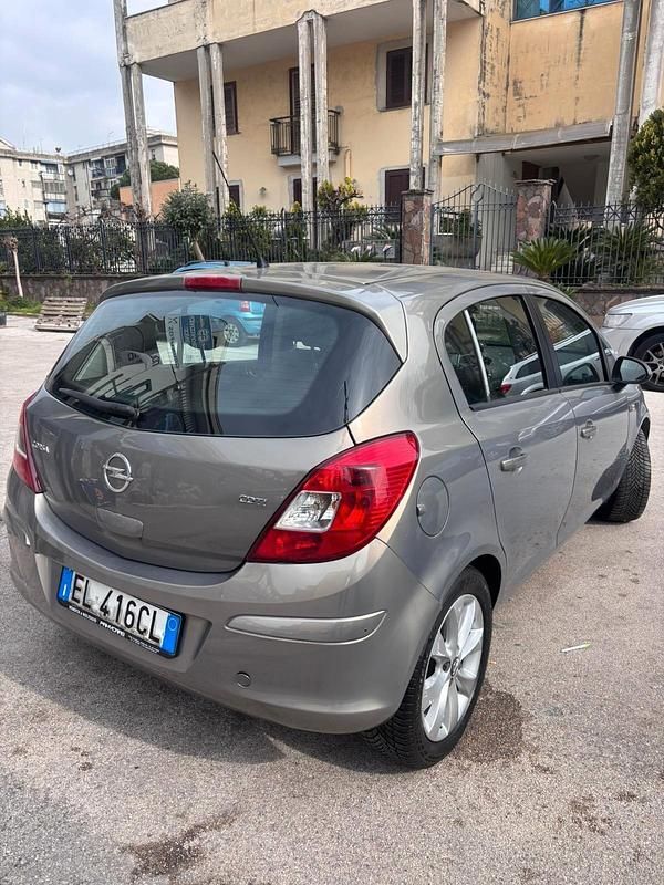 Usata Opel Corsa Edition 75 CV (55 kW) 2013 Beige Utilitaria