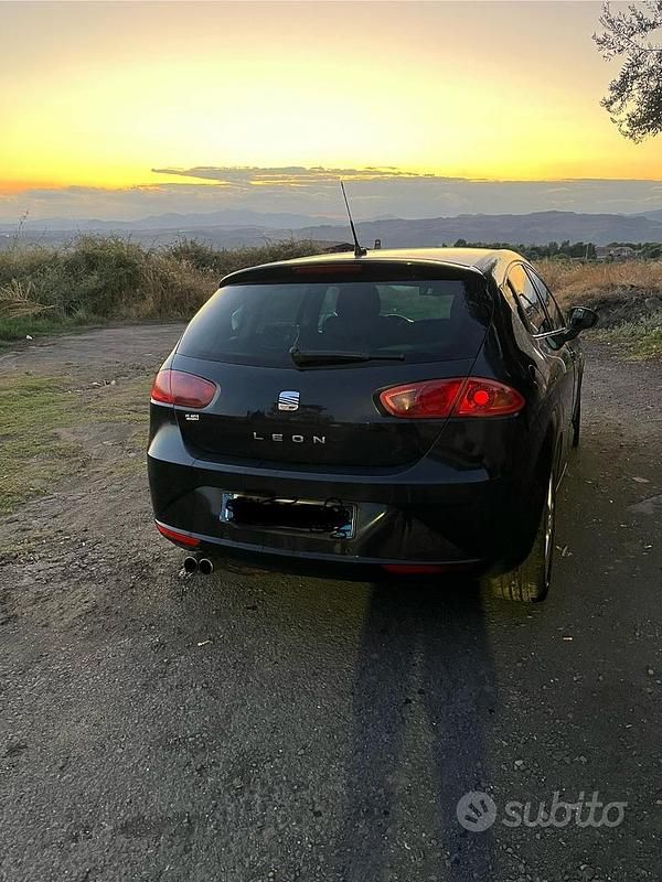Usata Seat Leon 105 CV (77 kW) 2011 Nero Berlina