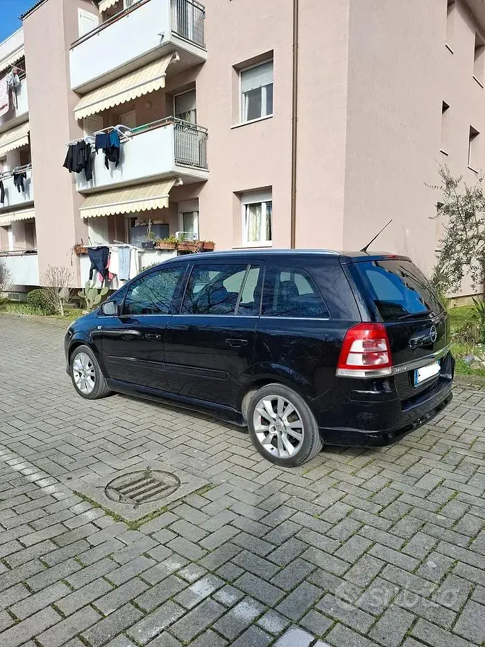 Usata Opel Zafira 125 CV (91 kW) 2011 Nero Monovolume