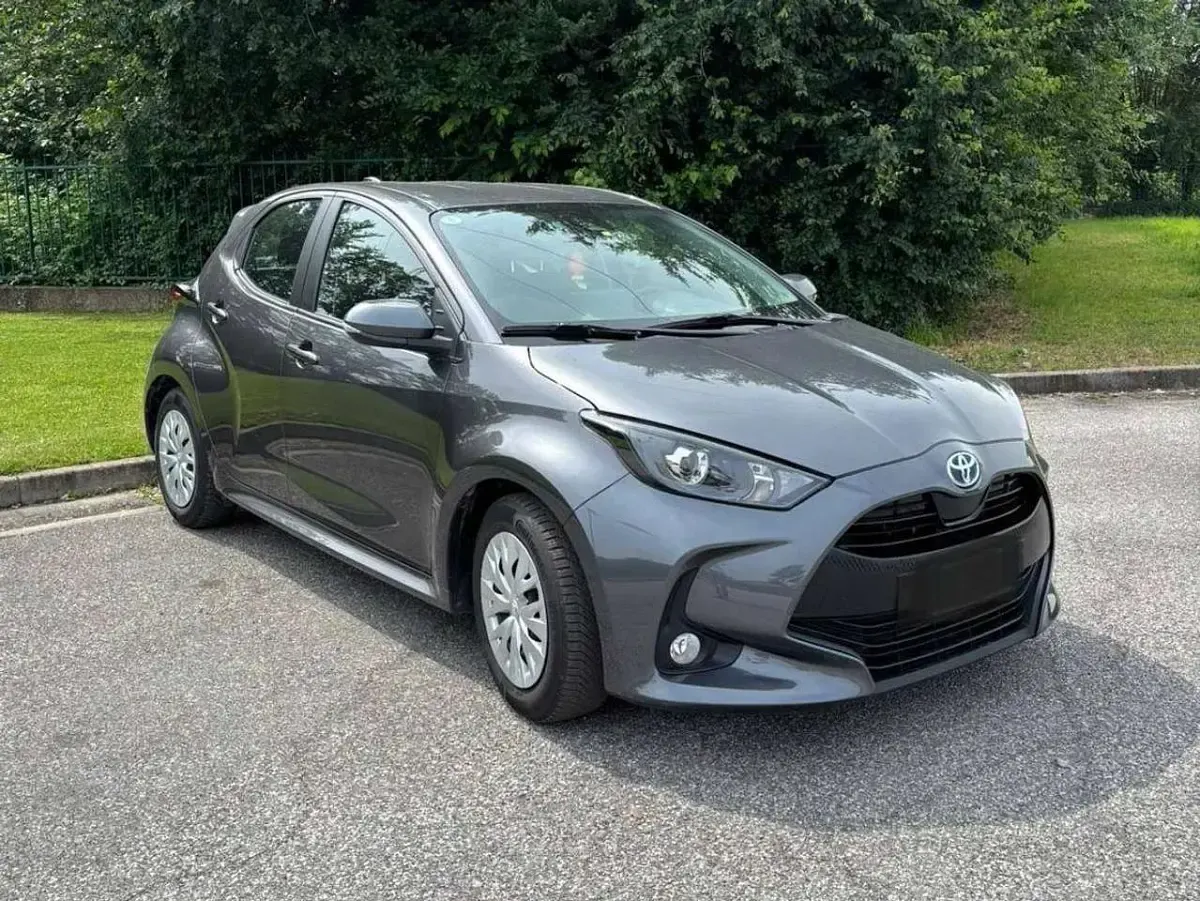 Gebraucht Toyota Yaris Hybrid Business Edition 116 PS (85 kW) 2022 Grau Limousine