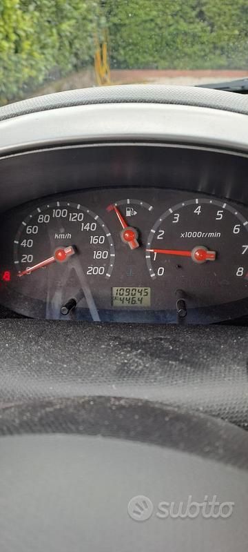 Usata Nissan Micra 60 CV (44 kW) 2004 Rosso Utilitaria