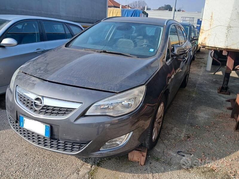 Usata Opel Astra Cosmo 140 CV (102 kW) 2012 Grigio Station wagon