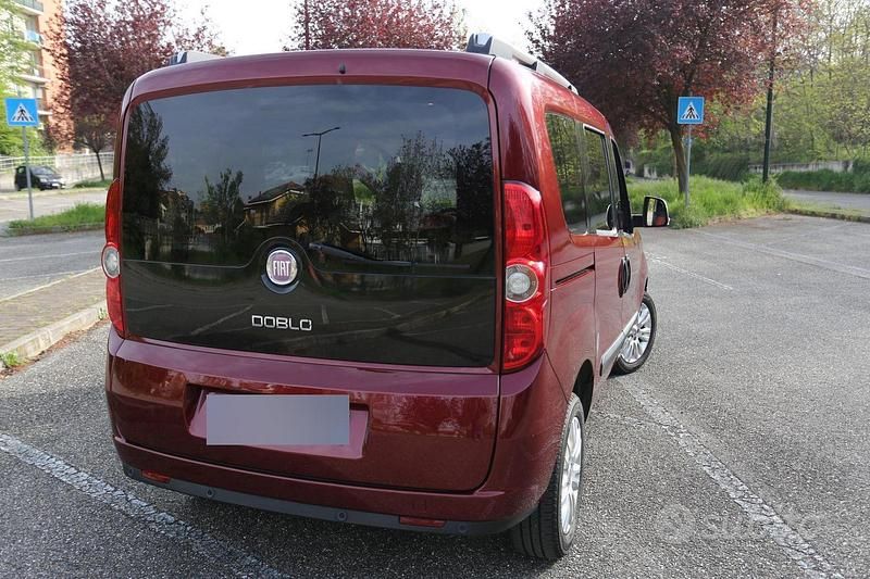 Usata Fiat Doblò Dynamic 90 CV (66 kW) 2011 Rosso Monovolume