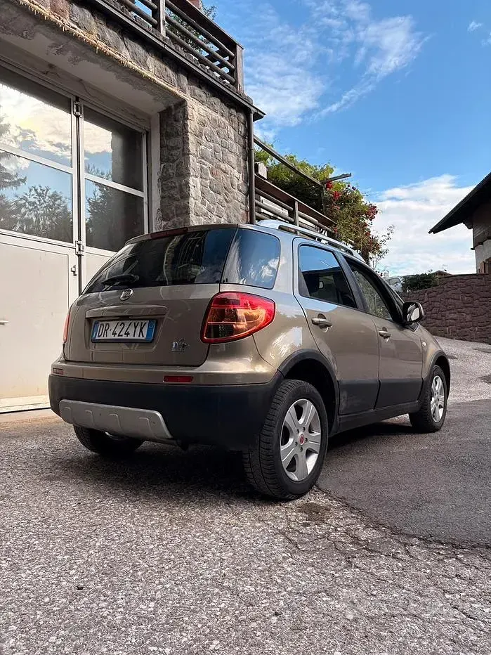 Usata Fiat Sedici 107 CV (78 kW) 2008 Marrone SUV