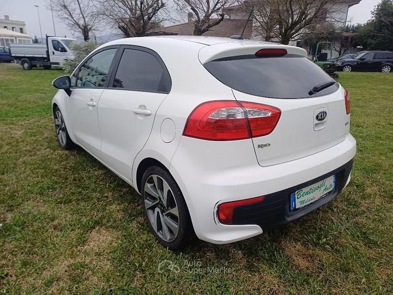 Usata Kia Rio 83 CV (61 kW) 2016 Bianco Utilitaria