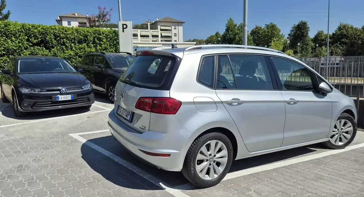 Usata VW Golf Sportsvan Comfortline 125 CV (91 kW) 2017 Argento Monovolume