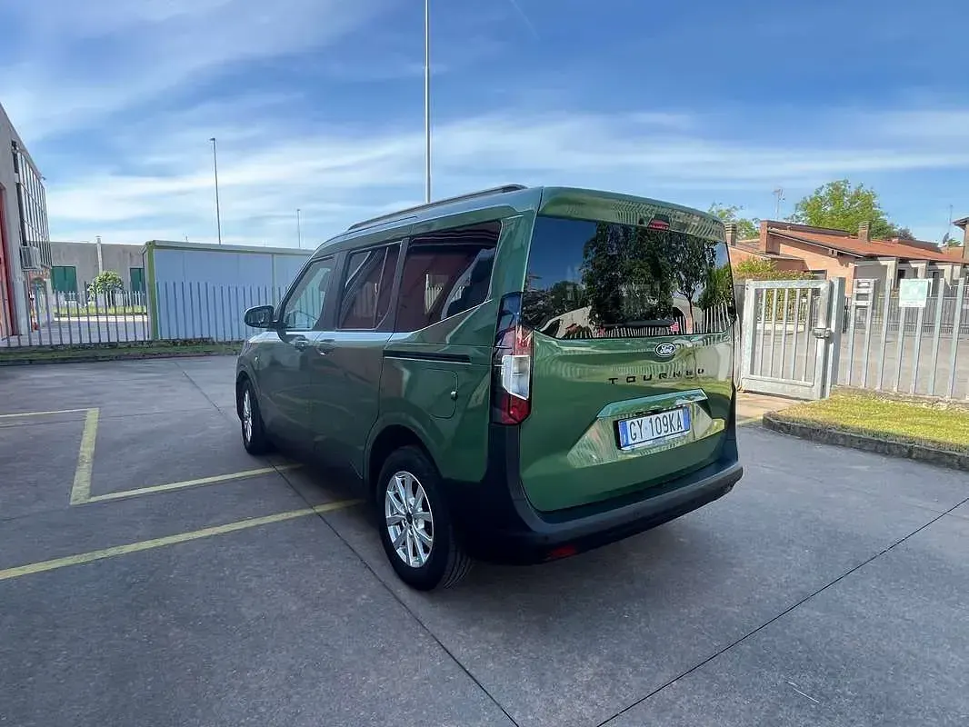 Usata Ford Tourneo Courier Titanium 125 CV (91 kW) 2025 Verde Monovolume