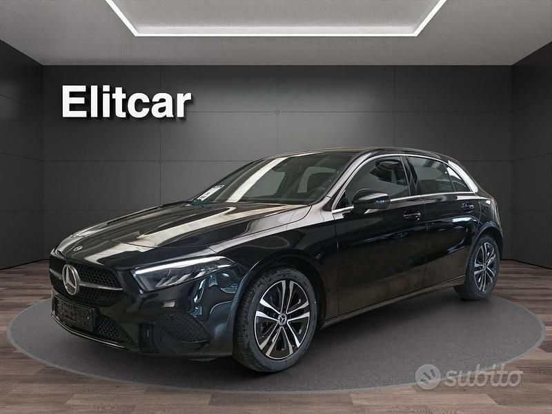 Nero cosmo Usata 2024 Mercedes A180 Advanced Tre volumi | 28.990 € (Buon prezzo) - Immagine 1/4