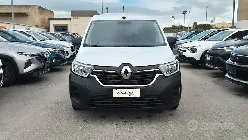 Usado Renault Kangoo 95 CV (69 kW) 2023 Blanco Monovolumen