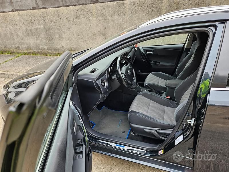 Usata Toyota Auris Hybrid 99 CV (72 kW) 2016 Nero Station wagon