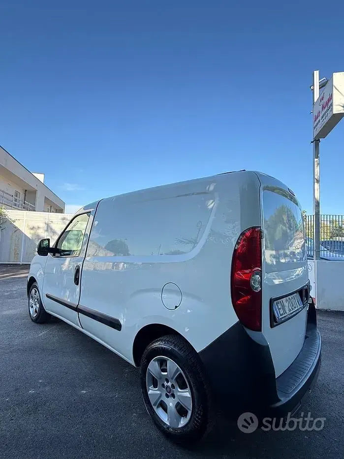 Usata Fiat Doblò 90 CV (66 kW) 2012 Bianco Monovolume
