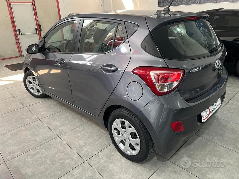Begagnad Hyundai i10 Style 66 HK (48 kW) 2015 Grå Halvkombi