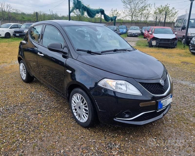 Usata Lancia Ypsilon Silver 69 CV (50 kW) 2016 Nero Utilitaria