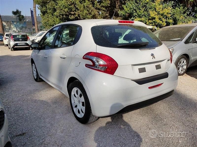 Usata Peugeot 208 68 CV (50 kW) 2015 Bianco banquise Utilitaria