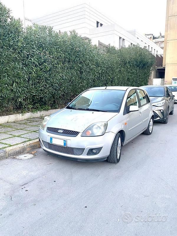 Usata Ford Fiesta 2005 Grigio Berlina
