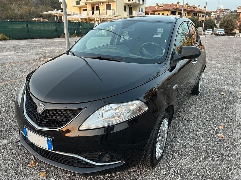 Usata Lancia Ypsilon 69 CV (50 kW) 2015 Nero Utilitaria