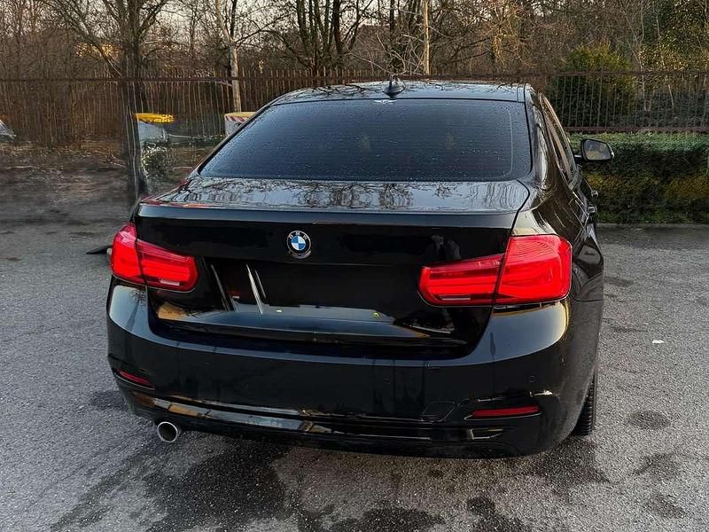 Nero Usata 2015 BMW 318 Tre volumi | 10.500 € (Buon prezzo) - Immagine 1/4