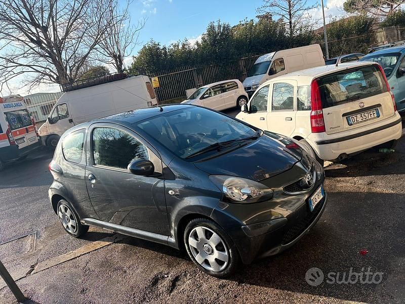 Grigio Usata 2008 Toyota Aygo Due volumi | 3500 € (Buon prezzo) - Immagine 1/4