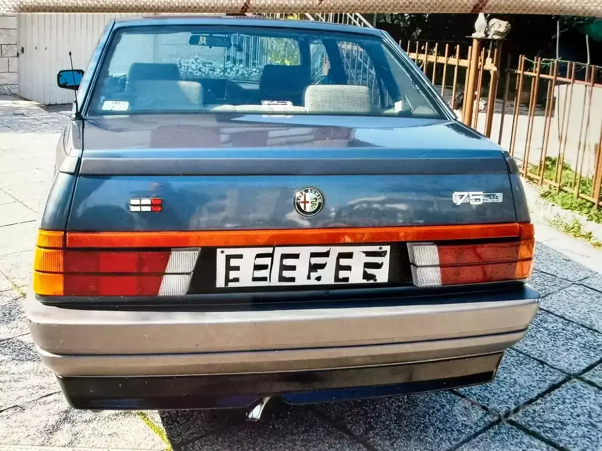 Usata Alfa Romeo 75 110 CV (80 kW) 1987 Bluazzurro Berlina