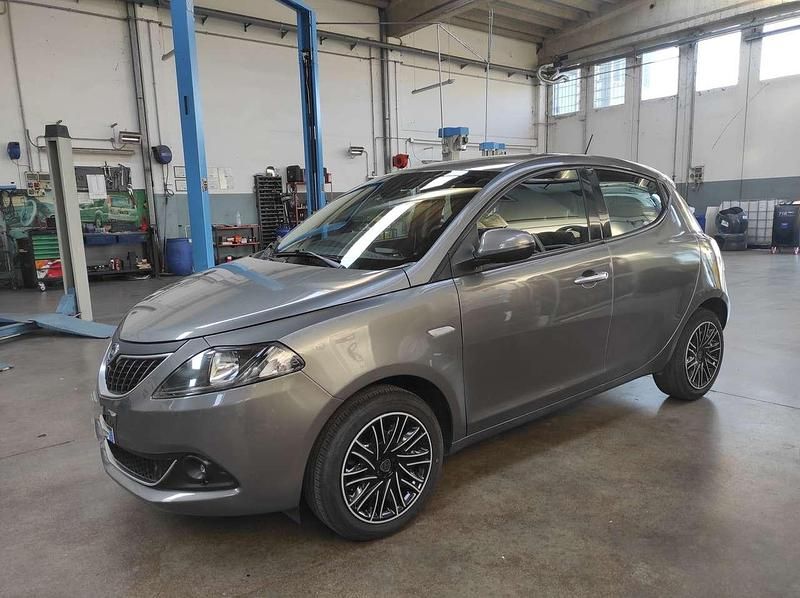 Usata Lancia Ypsilon Gold 69 CV (50 kW) 2022 Grigio scuro metallizzato Utilitaria