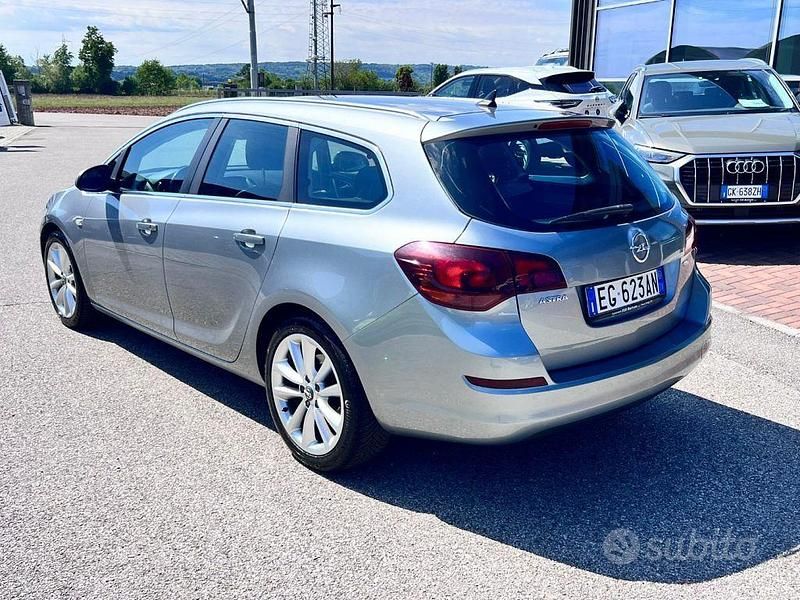 Usata Opel Astra Cosmo 110 CV (80 kW) 2011 Grigio Station wagon