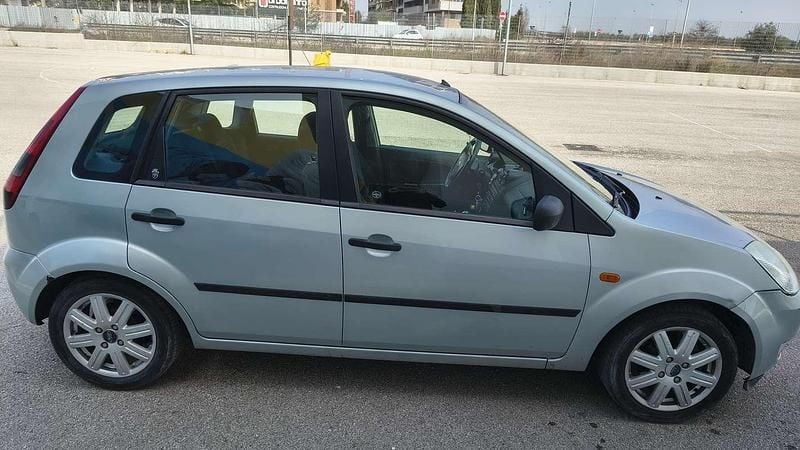 Usata Ford Fiesta Ghia 69 CV (50 kW) 2004 Grigio Utilitaria